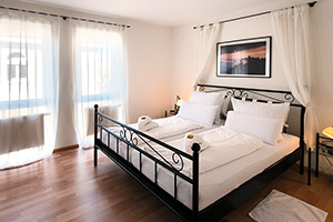 Das separate Schlafzimmer mit Doppelbett: 1,80 x 2 m mit 2 separaten verstellbaren Matratzen